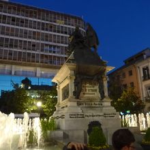 夜のイザベル広場