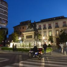 イザベル公園の夜景と噴水