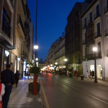 イザベル広場周辺の道路と街並みの夜景