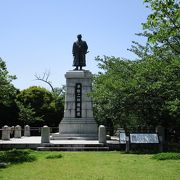 平野國臣像　　西公園の中にあります。