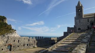 岬の先端に建つ、縞模様が美しい教会