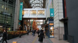 エルガーラ パサージュ広場 　冬はクリスマスツリー　夏は飾り山笠