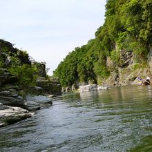 川下りしながら景観を楽しめます