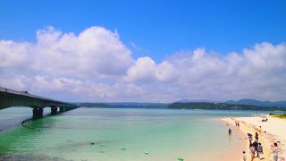 エメラルドグリーンの海