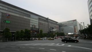 はかた駅前通り 　　冬はきれいにライトアップ