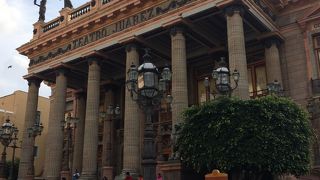 バルコニーに並んだブロンズ像