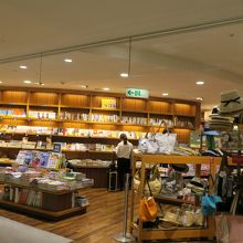 あまり広くないお店