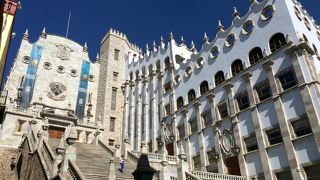 白亜の建物が美しい