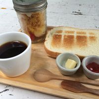 トーストとシリアルの朝食