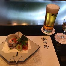 前菜とサービスドリンクのビール 