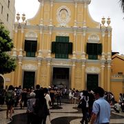 聖ドミニコ教会前の広場で人が多い