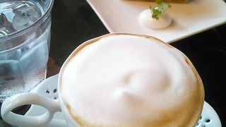 カヌレが人気のカフェ&バー