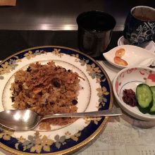 お肉が香ばしい炒飯も