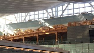 国際線出発ロビーの端