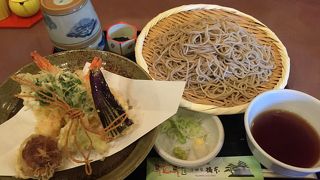 観光客でいっぱいのお店。