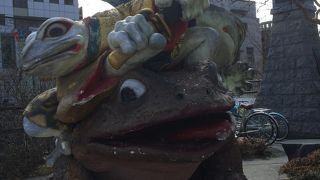 入口にデカいカエルが！