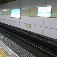 駅の看板も緑色が入っています