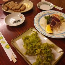 手前の料理は海苔の天ぷら。