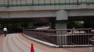 山手からマリンタワー方面へ出る場合この橋があって大変便利。