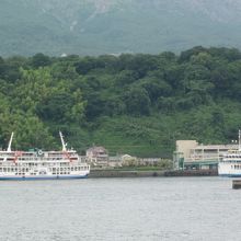 入港する桜島港〜