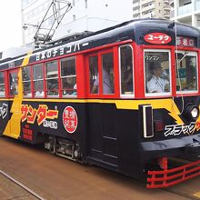 ブラックサンダーのラッピング、新川電停にて。