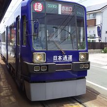 こちらは日本通運のラッピング。井原電停にて。