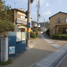 開運不動尊前が入口。