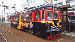 安い運賃とカラフルなラッピング電車