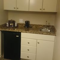 冷蔵庫はついていてコーヒーメーカーも。（他は何もありません）