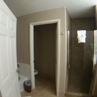 左からバスタブ　トイレ　シャワールームと洗面台