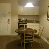 入り口横は　こんな感じでダイニングテーブルが置いてあります。