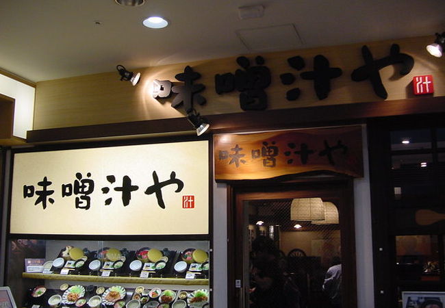 家庭の料理をゆっくり味わう