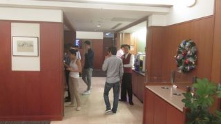 クリスマスシーズンのJALサクララウンジ (スワンナプーム国際空港)