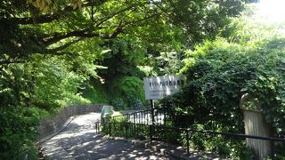 坂の上は山手本通りにつながる。