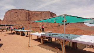 どこまでも赤土の地面と岩