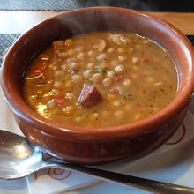 カナリア諸島の郷土料理の一つ。ヒヨコ豆を使った濃いスープ。