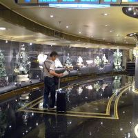 展示物もキンキラキンが多いです