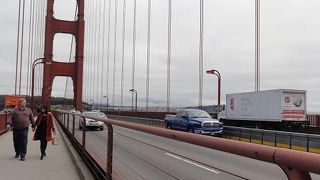 歩いて渡りました。