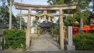 温泉街にある小さな神社