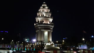 週末はフンセン広場が賑わっています