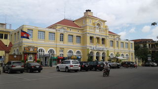 周辺には官庁の建物が多いです