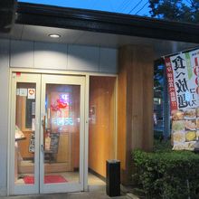 店の入口、２階に上がります