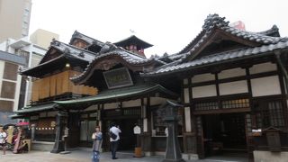 見栄えのいい建物の温泉