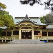 鳥居から大きくカーブして本殿に至るちょっと変わった形の境内