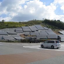 敷地内にはソーラーパネルがびっしり