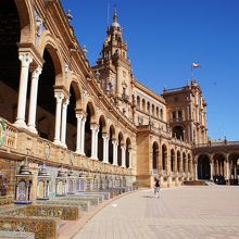 美しい建物と絵タイルのベンチ