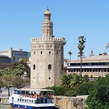 川岸にどっしりたたずむ