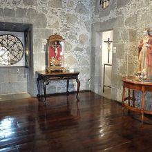 キリスト像や聖人の彫像を展示した部屋。