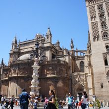 カテドラルの前の賑わい