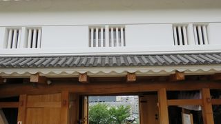 くろがねもん　あかがねもん　と読みます